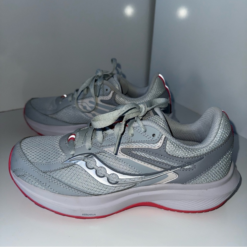 Saucony Women's Gray Running /Athletic Shoes size 8